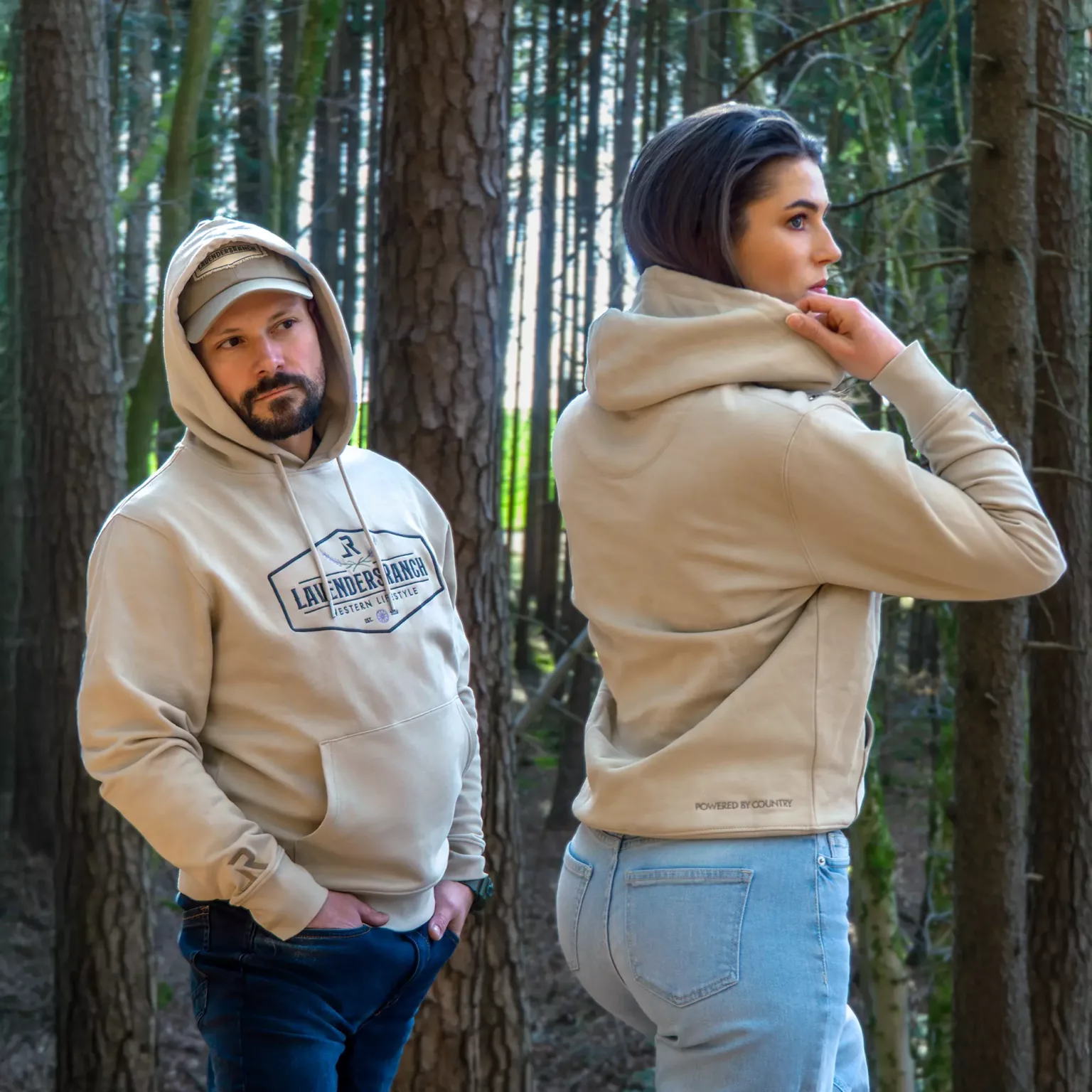 LavendersRanch Hoodie Desert Dust beige – Unisex Western Lifestyle Kapuzenpullover im Wald