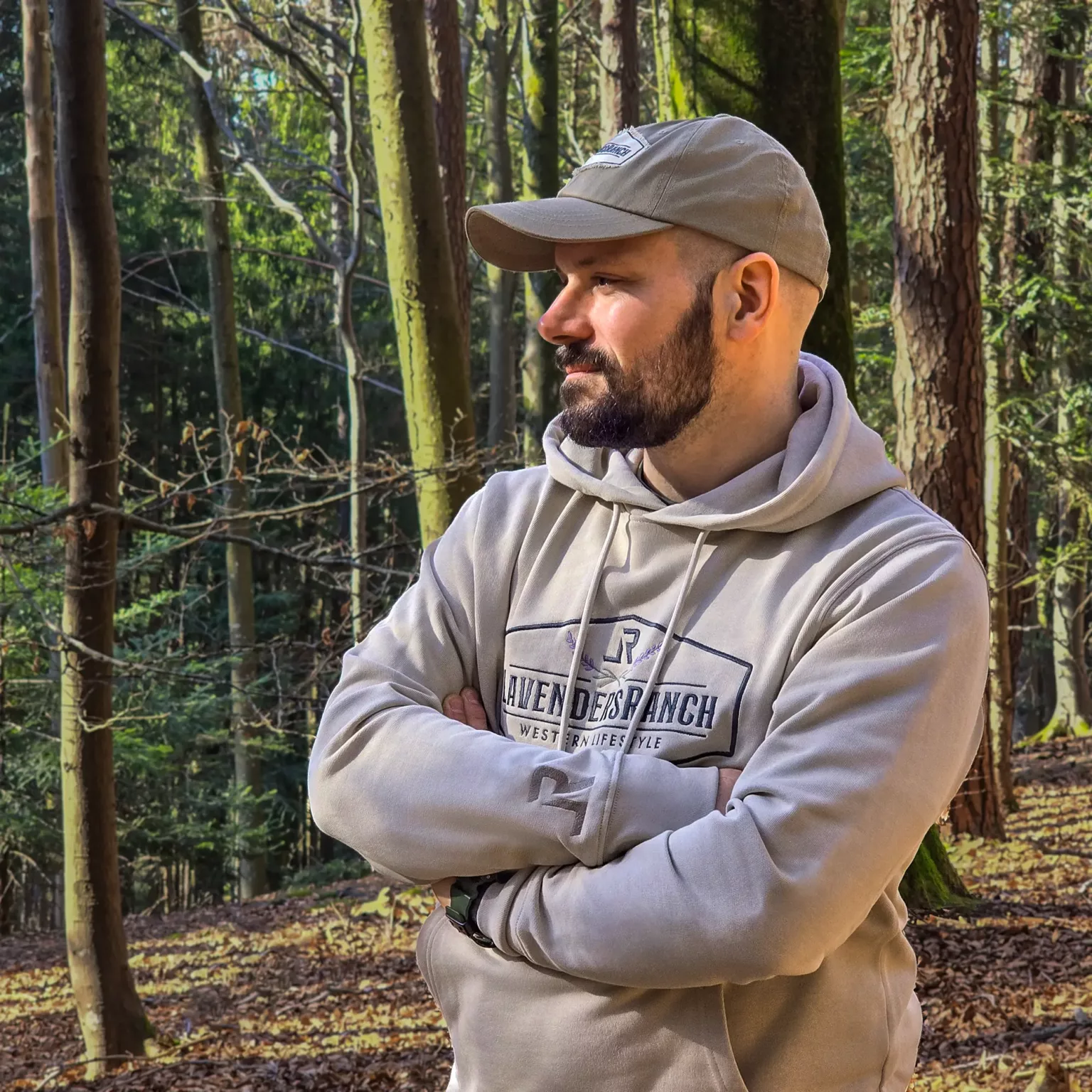 LavendersRanch Hoodie Desert Dust beige – Herren Western Lifestyle Kapuzenpullover im Wald