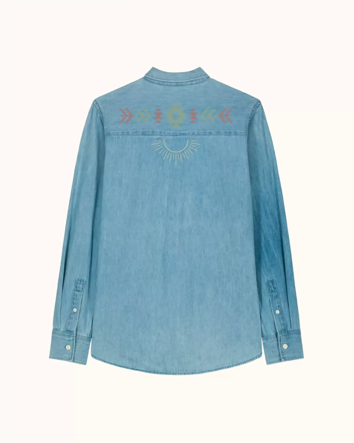 Hellblaues Denim-Shirt von LavendersRanch (LR) mit buntem, geometrischem Design auf der Rückseite, Western-Style.