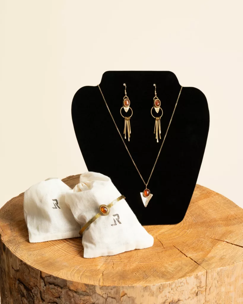 Handgeschmiedetes Schmuck-Set von LavendersRanch (LR) aus Messing und echtem Gold mit orangem Kyanit, bestehend aus Armreif, Ohrringen und Kette im Western Boho Stil.